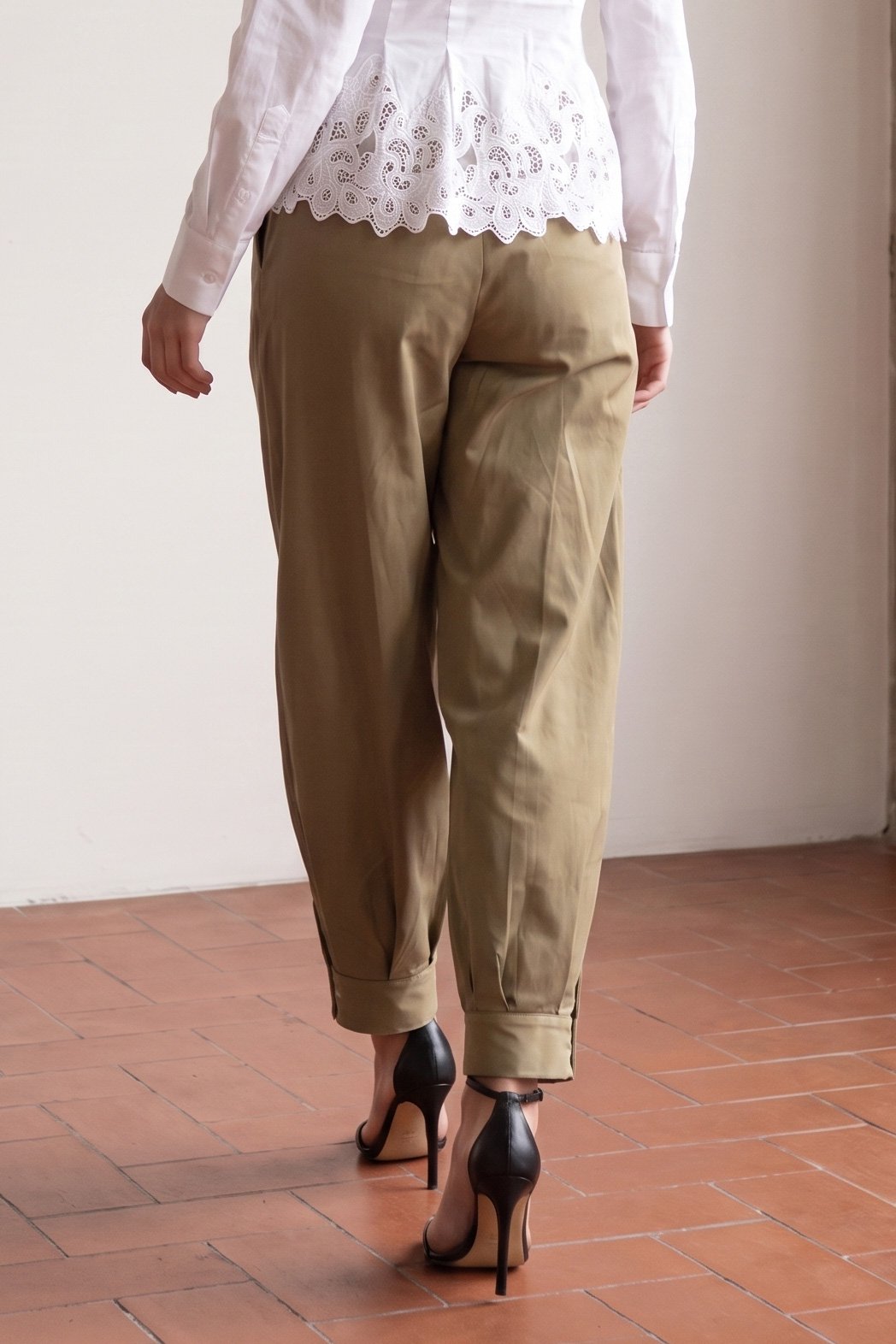 KHAKI MODEL3
