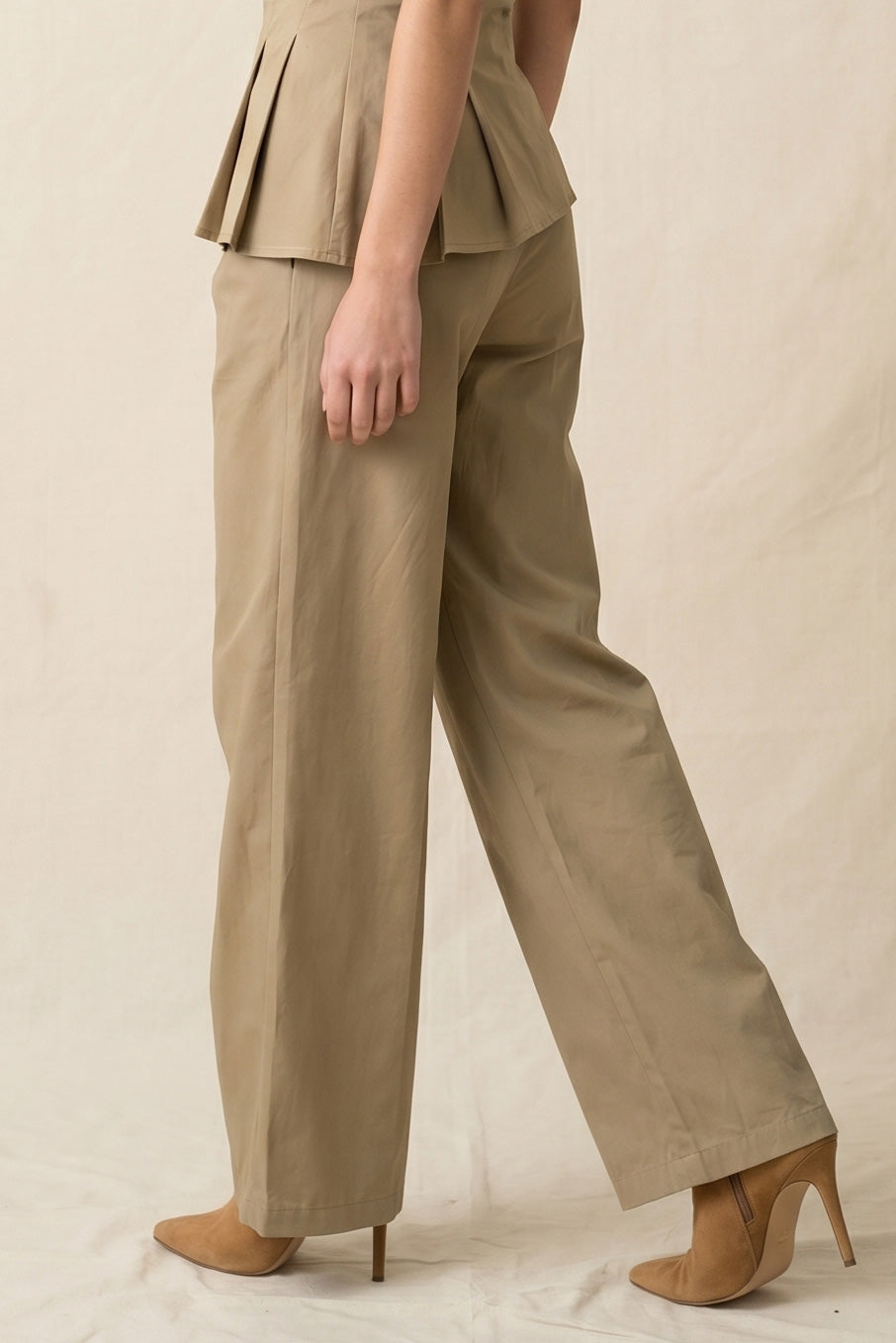KHAKI MODEL3