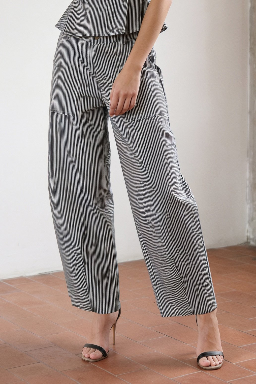BLK WHT MODEL1